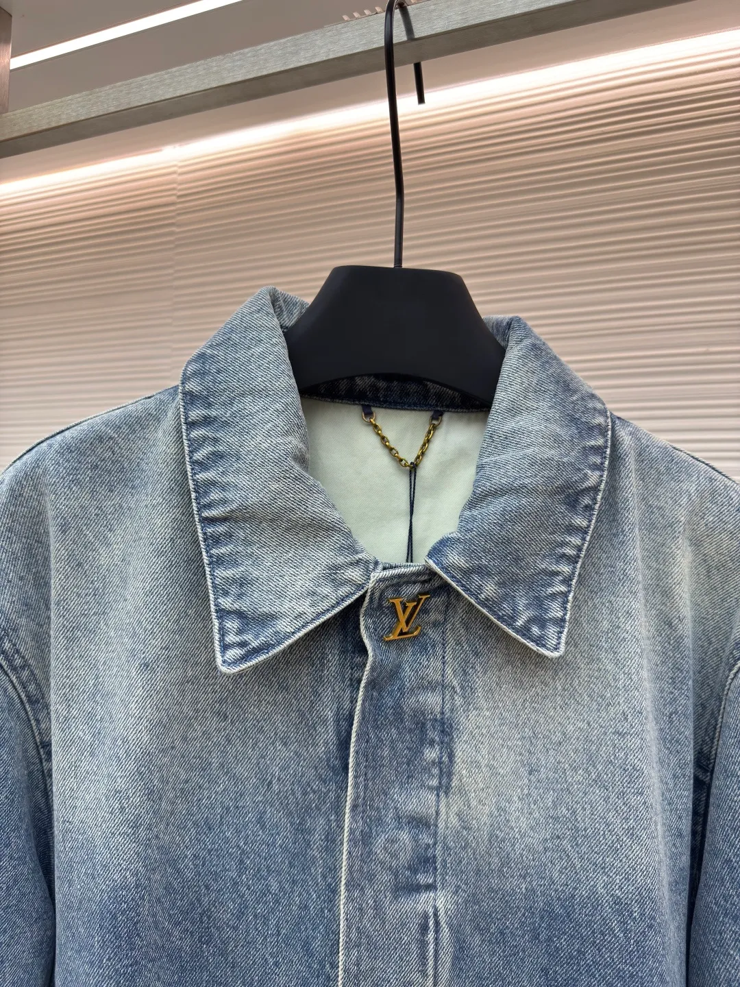 LOUIS VUITTON embossed denim jacket ●Authentic product: purchased and developed by 18289 ●Item number: 1680244-C20 ●Fabric: washed denim ●Technology: distressed washed ●Version: fitted version ●Weight: about 1420g ●Size: 46-48-50-52 ●Description: The current season’s sharp corner pockets are designed with zippered trouser legs to create a loose fit. The hammer fixing ring presents an LV shape, with a special leather tag. The loose fit is the same for men and women.